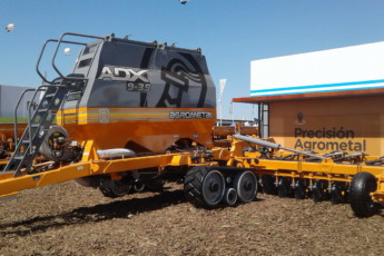 Agrometal incorpora orugas en las sembradoras