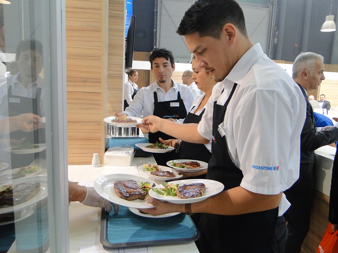 La carne argentina atrae público en la Sial de París