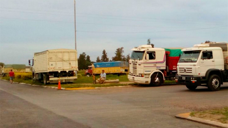 Mientras el gobierno abre el diálogo el paro de los transportistas continúa