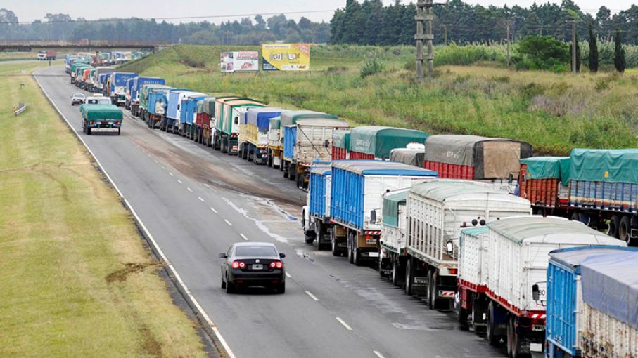 Transportistas de carga iniciaron un paro y podría generar desabastecimiento de productos esenciales