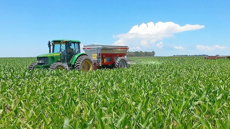 La entrega de fertilizantes "contribuirá a la mejora productiva de los campos", aseguró Neme