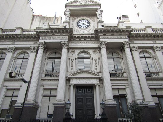 En busca de contener los dólares, el BCRA subió fuerte la tasa de interés de unos de sus instrumentos