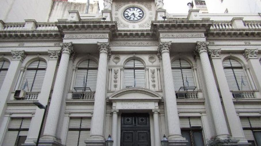 Gobierno subió de 35% a 45% el impuesto sobre gastos en dólares en el exterior