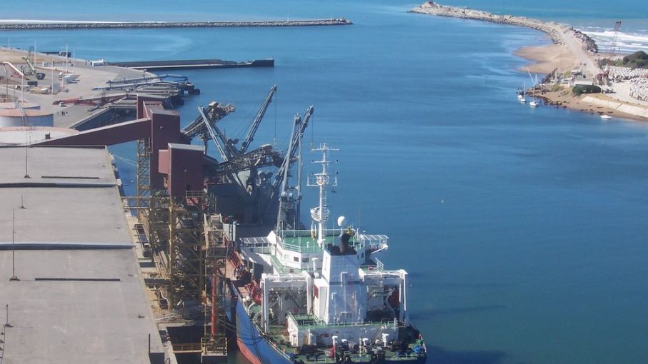 Puerto de Quequén exportó en agosto 50% más granos que 2020