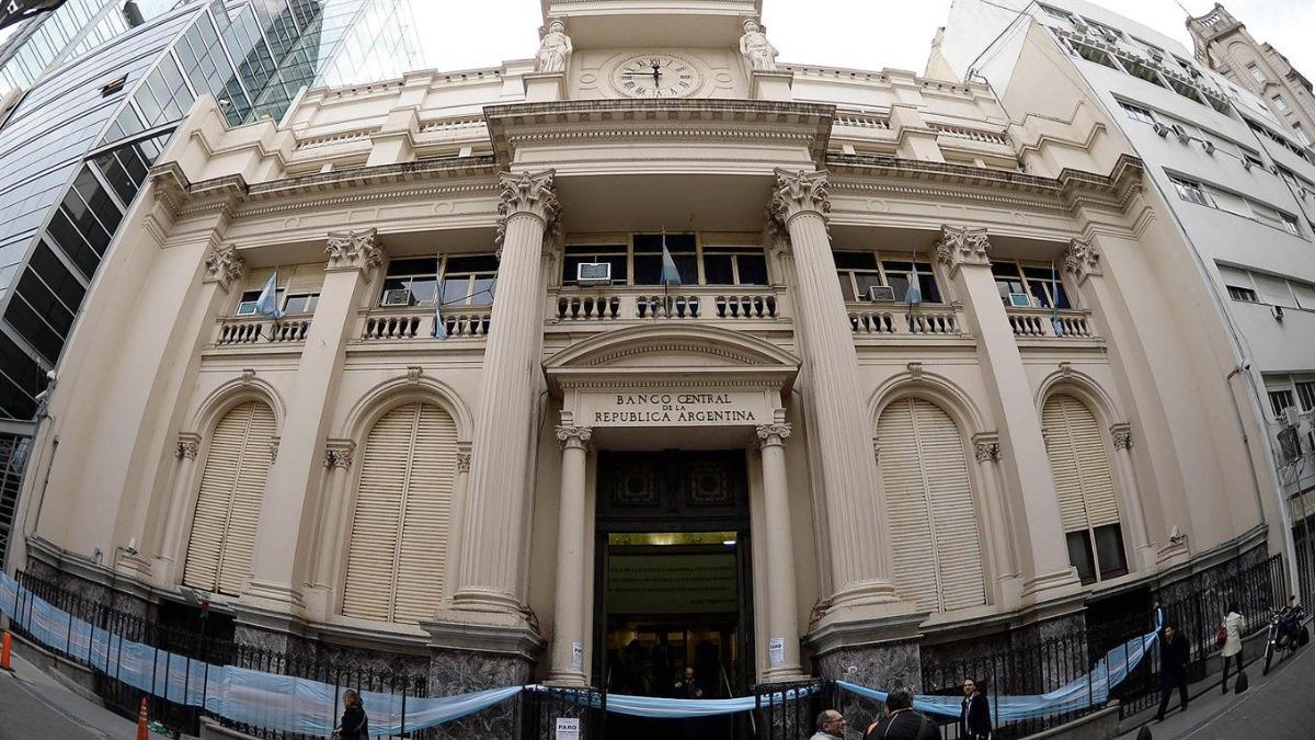 El BCRA flexibilizó el cepo para importaciones y quitó todas las restricciones de compra del dólar MEP