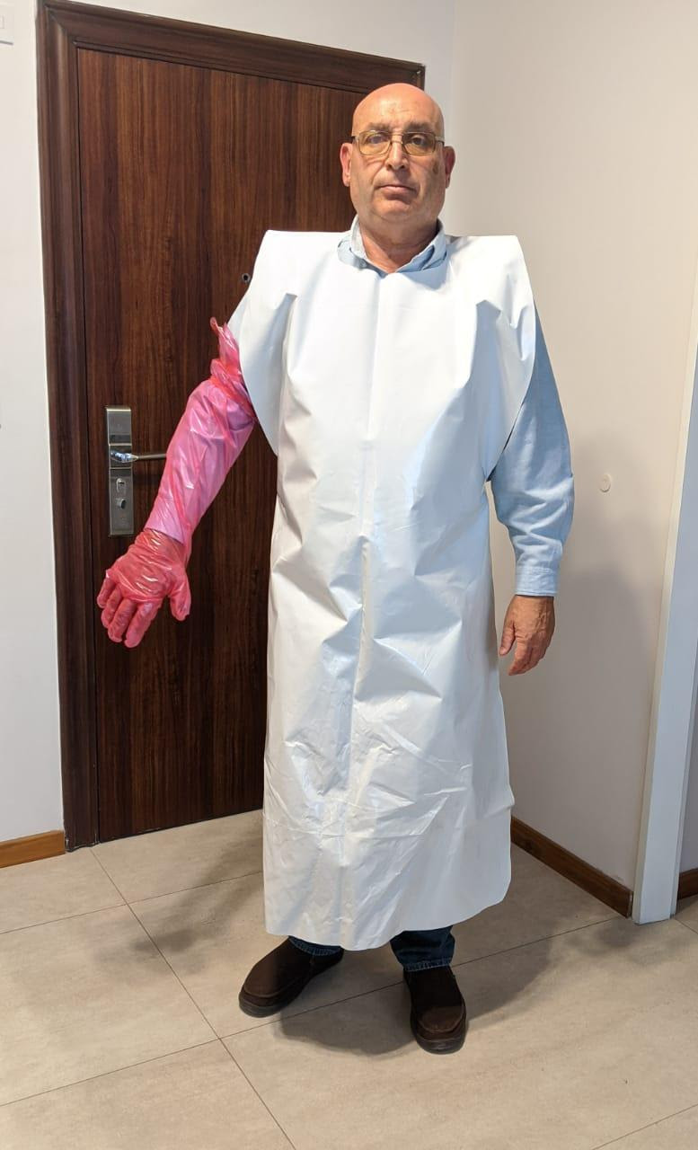 Utilizan silos bolsa para fabricar delantales médicos
