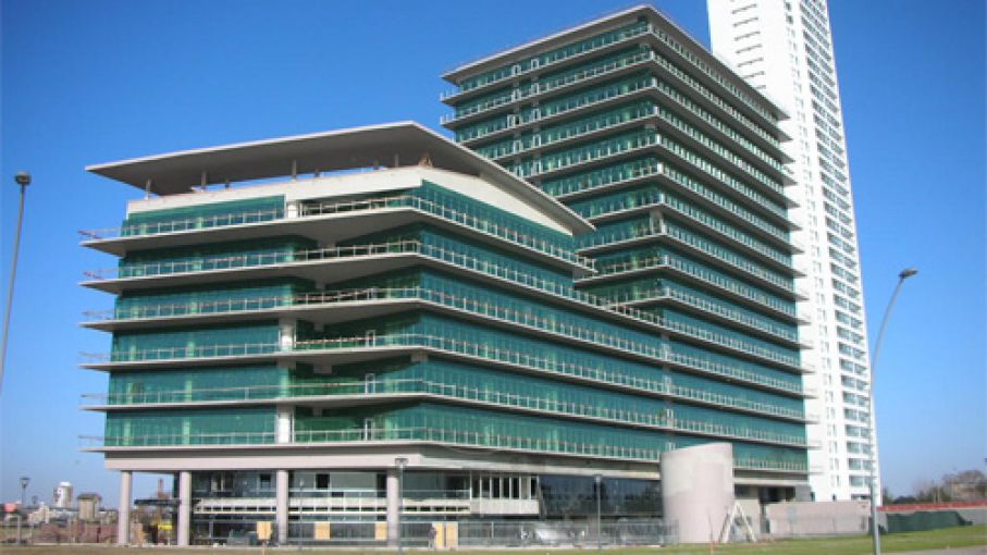 Allanan una corredora rosarina por presunta defraudación de $17 millones