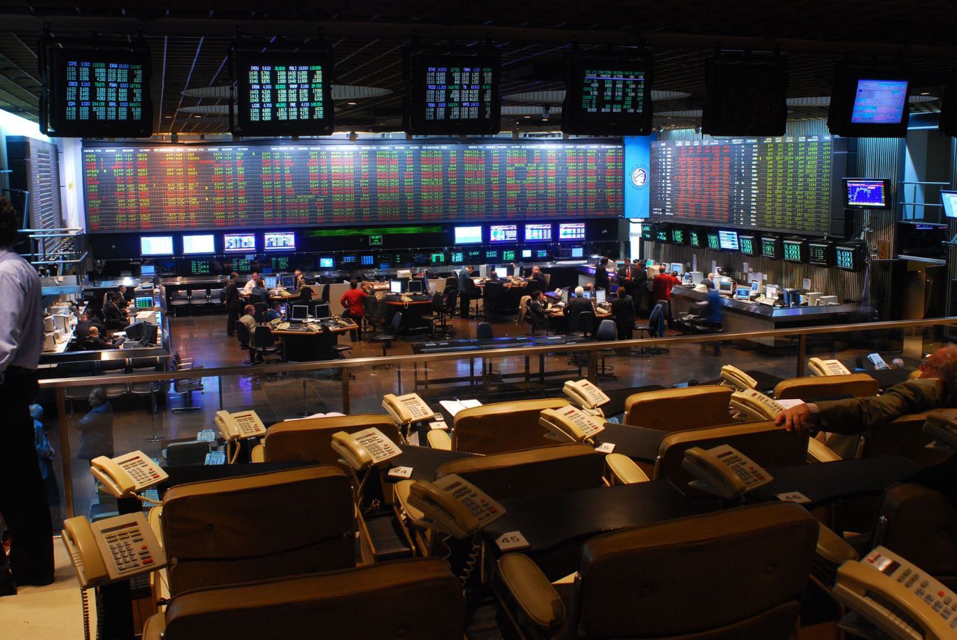 El índice S&P Merval cae 2,56% y el riesgo país baja 0,5% hasta los 2.388 puntos básicos