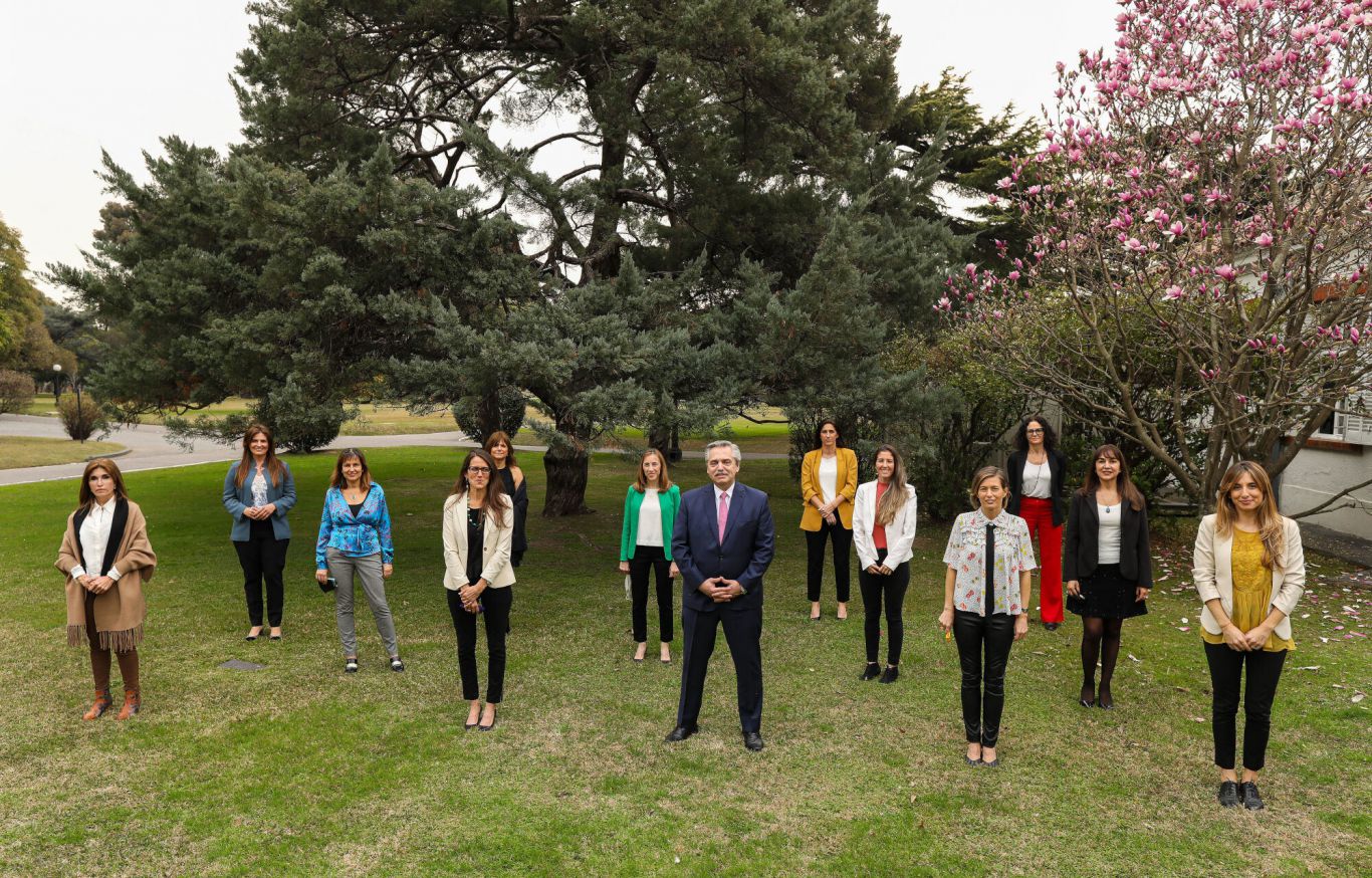 Compromiso a fomentar la participación de las mujeres en la toma de decisiones