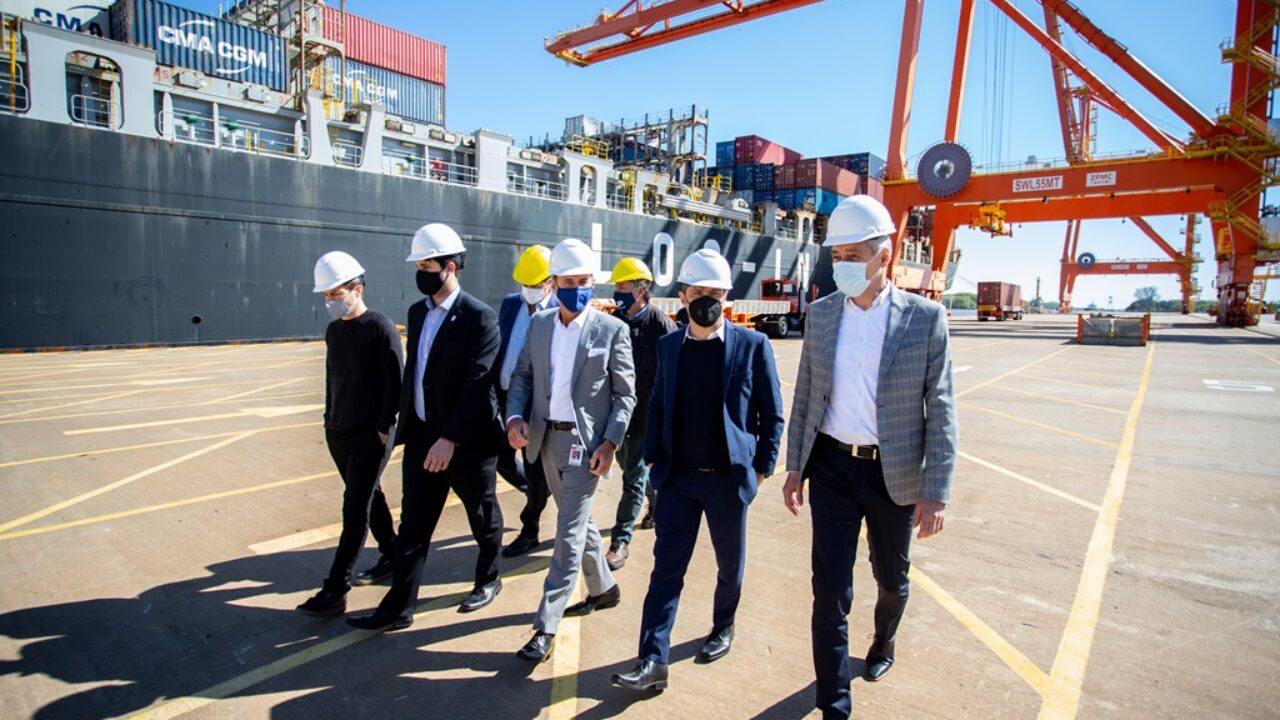 Kicillof recibió al primer buque que realiza un servicio desde el puerto de La Plata a China