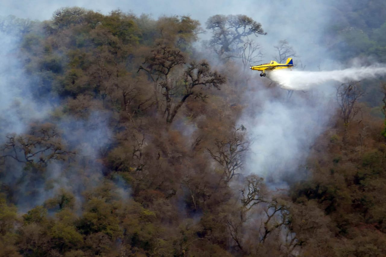 Aeroaplicadores controlaron el fuego en el Cerro San Javier