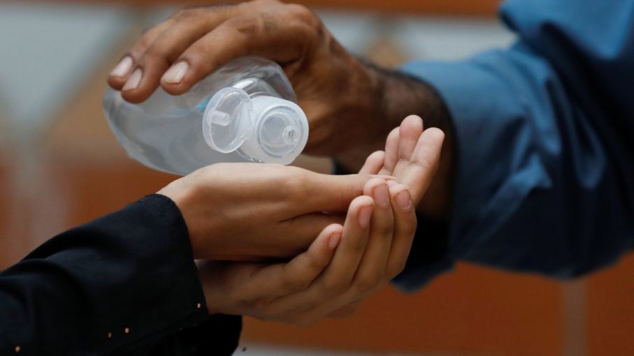 El coronavirus sobrevive en la piel cinco veces más que el virus de la gripe, según un estudio