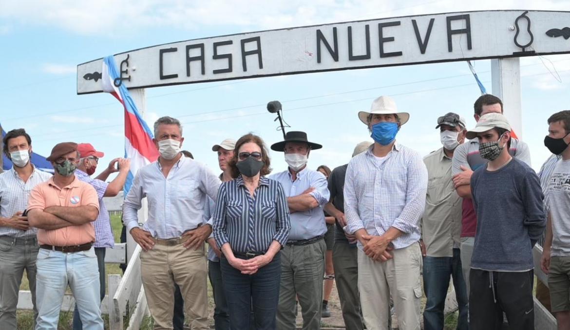 Piden informes por la presencia de funcionarios en la toma del campo de los Etchevehere