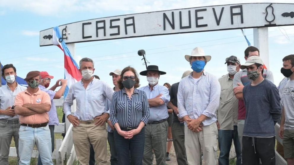 Piden informes por la presencia de funcionarios en la toma del campo de los Etchevehere