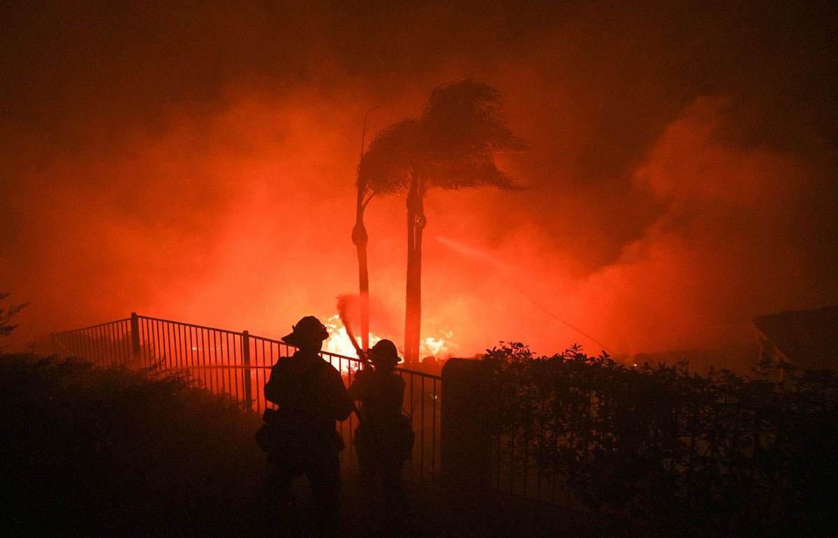 Evacúan a 90.000 personas cerca de Los Ángeles debido a incendios forestales