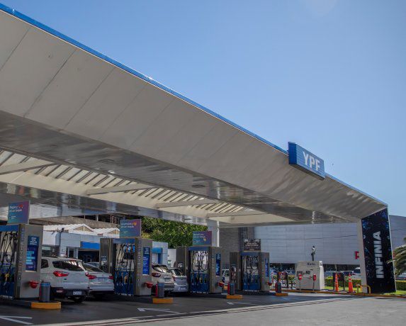 YPF subió 4,5% en promedio las naftas y gasoil