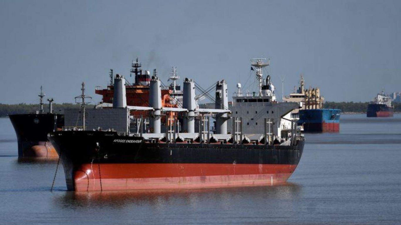 Más de 100 barcos se mantienen demorados por el paro de aceiteros