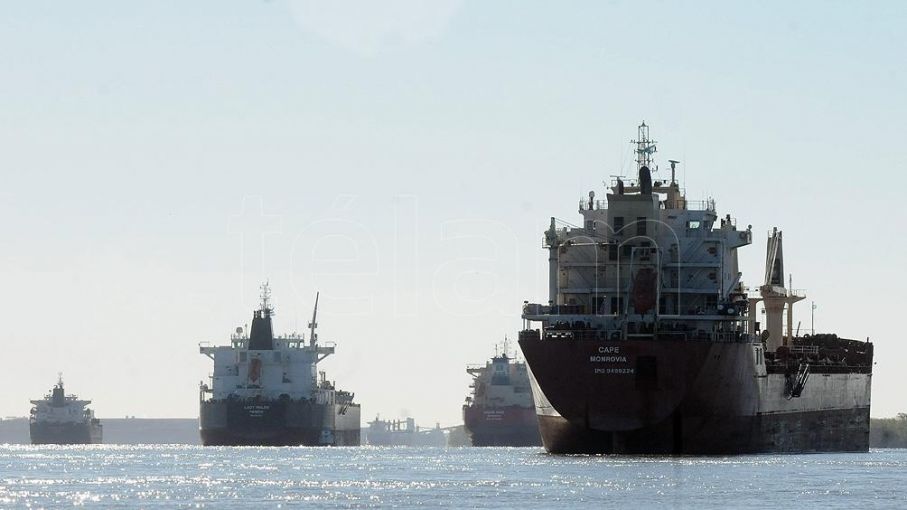Decenas de barcos ingresan a los puertos de Rosario y Bahía Blanca tras tres semanas de paro