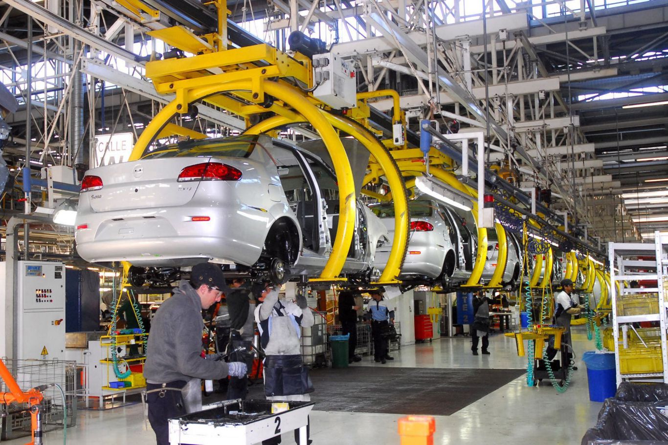 Se necesitan 10 salarios más que hace un año para comprar un auto