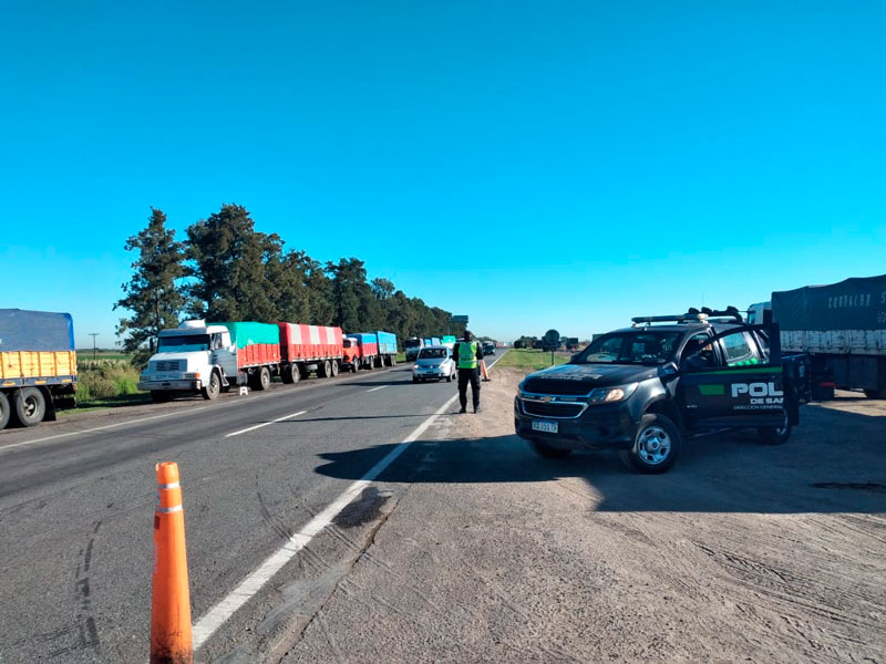 Los transportistas levantan el reclamo en autopistas pero sigue en otras rutas de Santa Fe