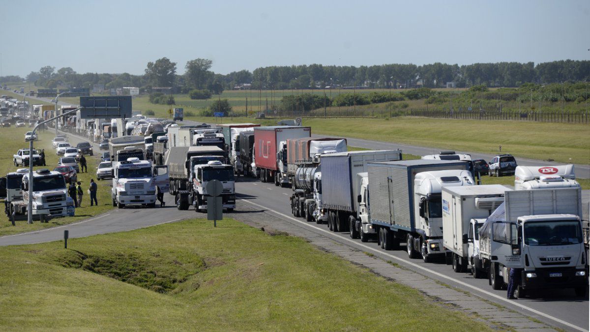 El Gobierno de Tucumán intercedió y transportistas flexibilizan la protesta para reanudar zafra