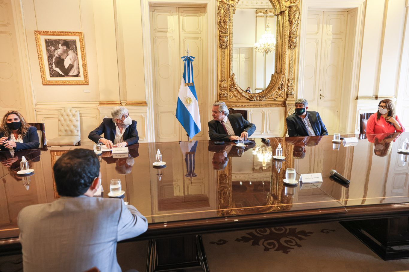 Alberto Fernandez se reunió con los principales empresarios y sindicalistas del sector de transporte automotor de cargas
