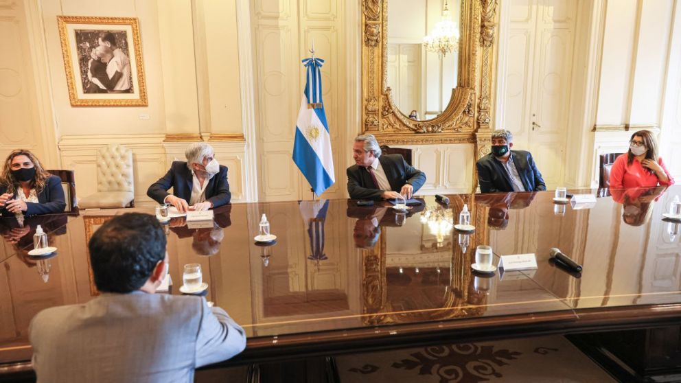 Alberto Fernandez se reuni con los principales empresarios y sindicalistas del sector de transporte automotor de cargas