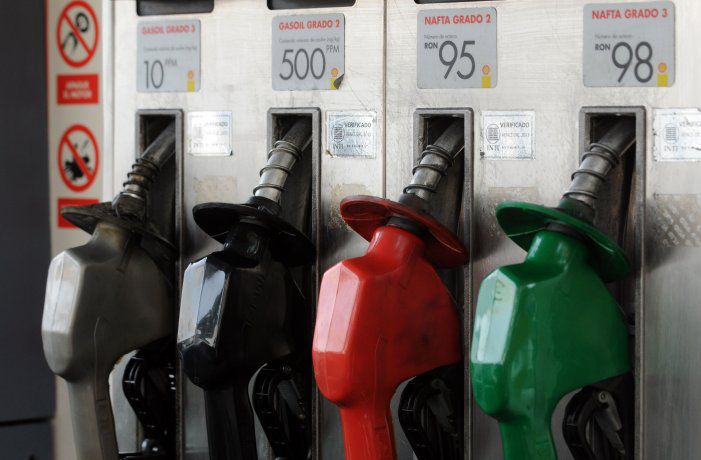 Luego de YPF, otras dos petroleras bajaron los precios de los combustibles