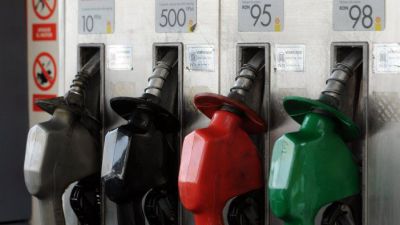 Luego de YPF, otras dos petroleras bajaron los precios de los combustibles