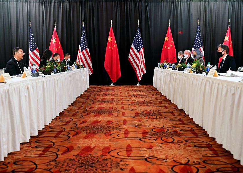 Diplomáticos chinos y estadounidenses chocan en la primera reunión de alto nivel de la administración de Biden