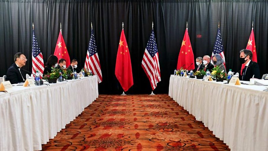 Diplomáticos chinos y estadounidenses chocan en la primera reunión de alto nivel de la administración de Biden