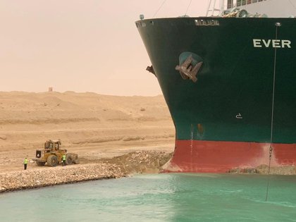 Un buque encallado bloquea el Canal de Suez y golpea las cadenas de suministro just-in-time