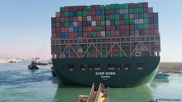 Portacontenedores "Ever Given" empezó a moverse en el Canal de Suez