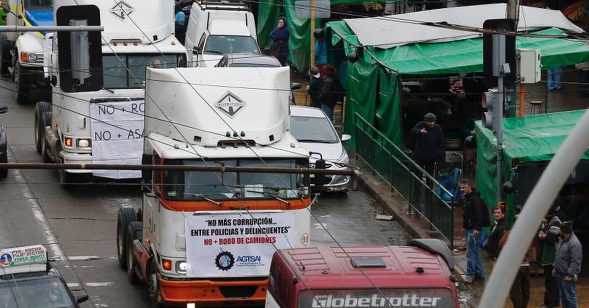 Tierra del Fuego sigue aislada por un bloqueo de camioneros en Chile