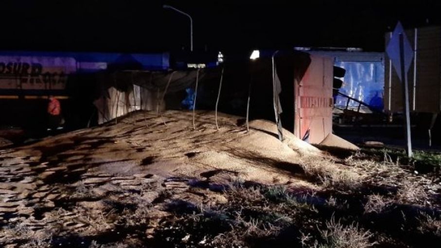 Volcó acoplado cargado con trigo tras ser embestido por formación ferroviaria
