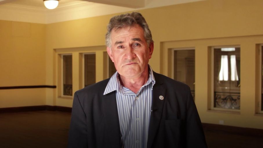 "Las tierras improductivas son causa de las malas políticas"