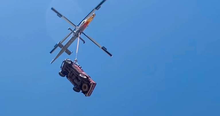 Un test insólito: tiraron una Toyota Hilux desde 3 mil metros de altura para medir su resistencia y pasó esto...