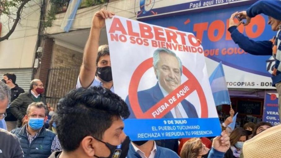 Protestas contra Alberto Fernández en Tucumán: manifestantes se enfrentaron con la policía