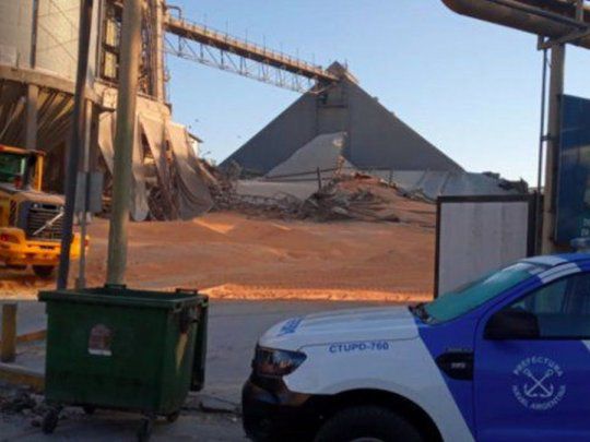 Dos trabajadores fueron rescatados tras quedar atrapados en un silo de maíz