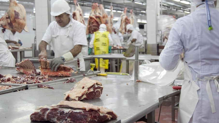 Trabajadores de la carne acordaron una recomposición salarial del 45%