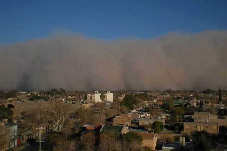 viento Zonda elevó la temperatura a 35°, causó incendios en San Juan