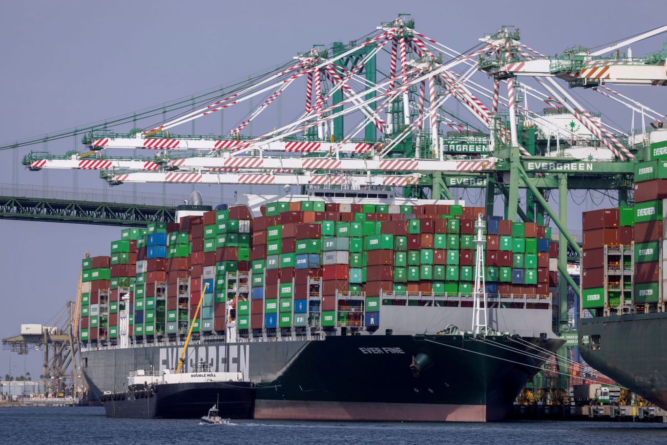 La crisis de suministro lleva a Walmart y sus rivales a contratar sus propios barcos