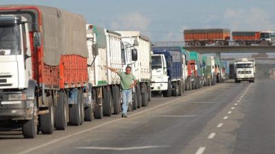 Los transportistas que llegan a los puertos de Rosario necesitan soluciones firmes y urgentes del Estado