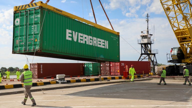 Partió la primera barcaza con contenedores desde el Puerto de Santa Fe con destino a Asia