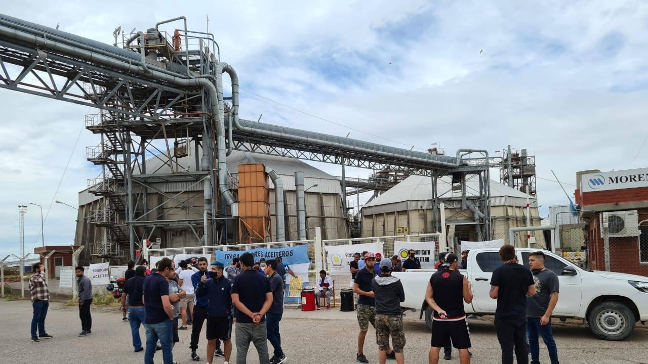 Acuerdan aumentos para trabajadores aceiteros