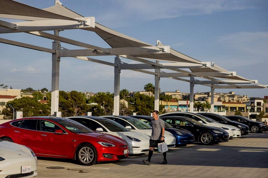 Escasez de chips: por qué Tesla logró superar a otros fabricantes de autos eléctricos como Ford y GM