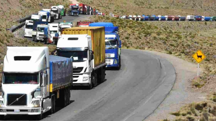 Continúa el conflicto en el paso fronterizo a Chile y ya suman 3.000 los camiones  varados - Agrolatam