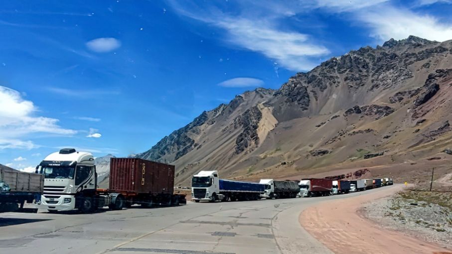 Preocupación de la Cámara de Exportadores por los tres mil camiones varados en la frontera con Chile