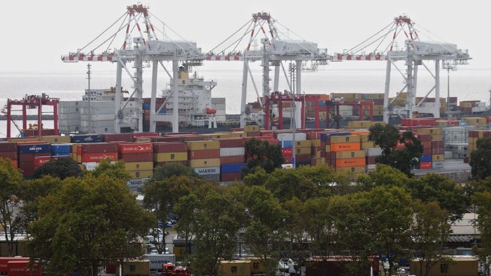 Supervit de US$608 millones en mayo pese a una suba del 30% en importaciones