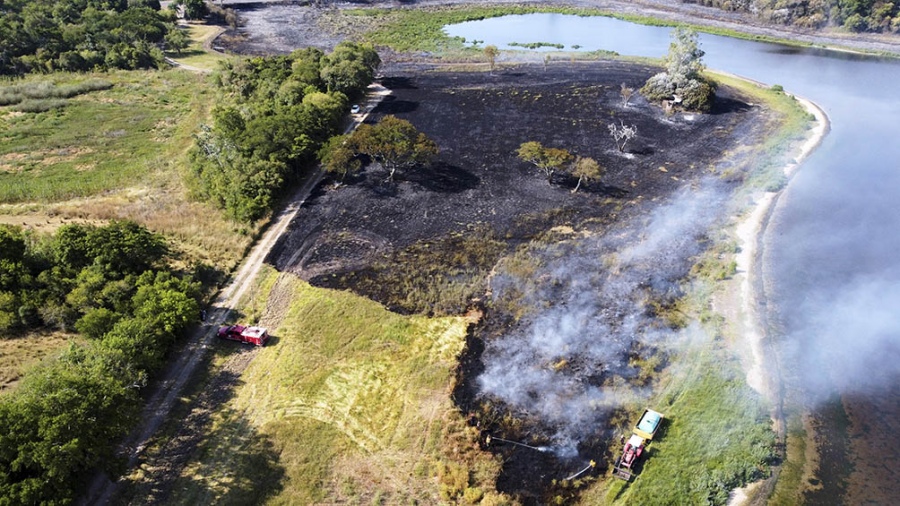 Brigadistas y aviones hidrantes siguen combatiendo incendios en Corrientes, Río Negro y Misiones